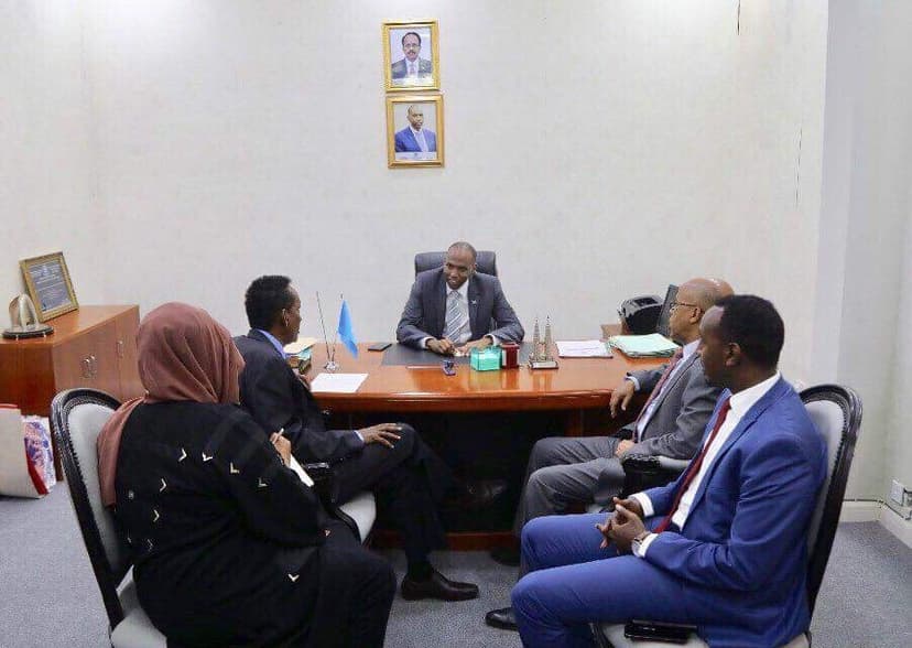 RW Khayre oo kormeeray  Xarumo dowladeed, lana damaashaaday shacab ku sugnaa Xeebta Liido