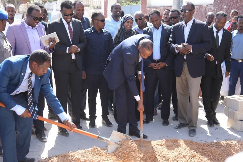 Ra’iisul Wasaaraha Soomaaliya Oo Dhagax Dhigay Dhismaha Waddada Liido