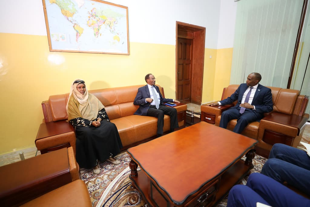 Ra’iisul Wasaare Khayre Oo Maamulka Bangiga Dhexe Iyo Wasiirka Maaliyadda Kala Hadlay Dardar-gelinta Dib-u-hagaajinta iyo Horumarinta Hannaanka Maaliyadda