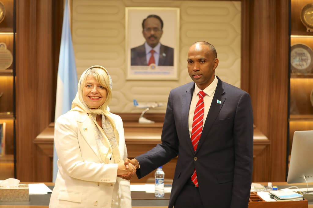 Ra’iisul Wasaare Khayre Oo Xafiiskiisa Ku Qaabilay Wasiirka Ingiriiska Ee Arrimaha Afrika