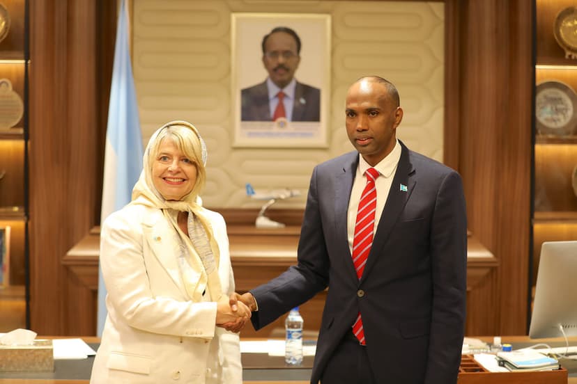Ra’iisul Wasaare Khayre Oo Xafiiskiisa Ku Qaabilay Wasiirka Ingiriiska Ee Arrimaha Afrika
