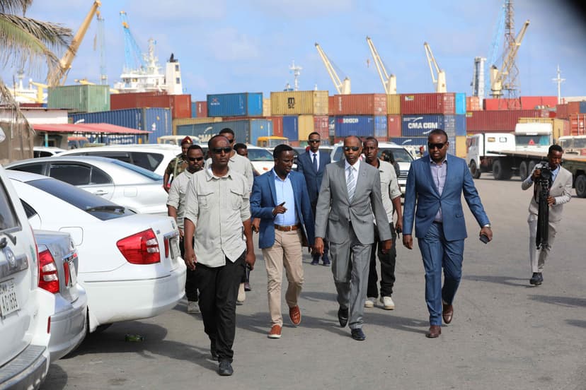 Ra’iisul Wasaare Khayre Oo kormeeray Wasaaradda Maaliyadda Iyo Dekadda Muqdisho