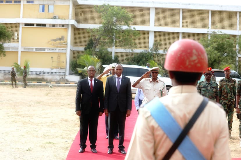 Ra’iisul Wasaare Khayre Oo Wasiirka Difaaca Ku Amary Dardar-gelinta Isla-xisaabtanka, Qorshaha Dib-u-dhiska Ciidanka Iyo Xoraynta Dalka