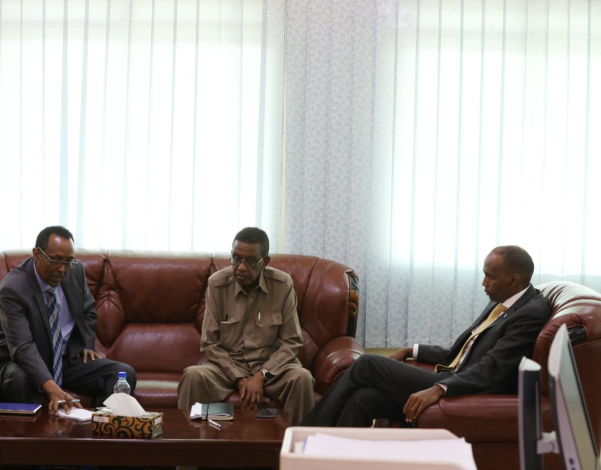 Ra’iisul Wasaare Khayre Oo kormeeray Wasaaradda Maaliyadda, Xarunta Gobalka Banaadir Iyo Dekadda Muqdisho