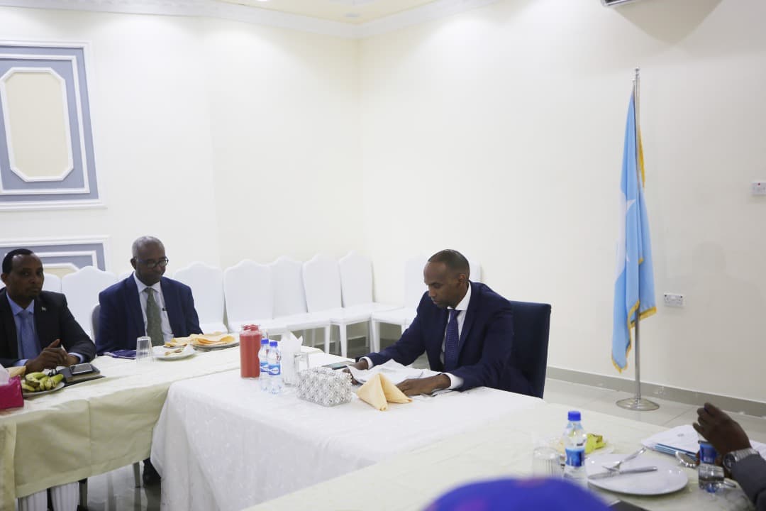 Ra’iisul Wasaare Khayre Oo Qado Sharaf U Sameeyay Guddiyada Dib-u-eegsita Dastuurka Iyo Wasiirka Arrimaha Dastuurka