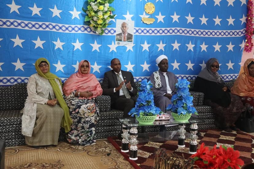 Ra’iisul Wasaare Khayre Oo La Kulmay Qaar Kamid Ah Haweenka Magaalada Dhuusamareeb