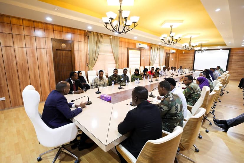 Ra’iisul Wasaare Khayre Oo Kulan La Qaatay Guddiga Wajiga Labaad Ee Dib-u-qaabeynta Ciidamada Xoogga Dalka