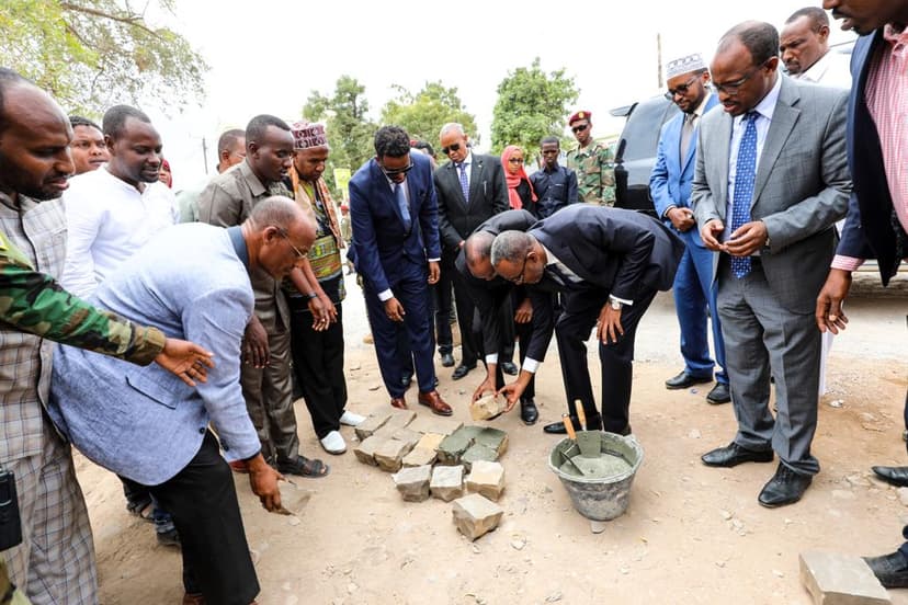 Ra’iisul Wasaare Xasan Cali Khayre Oo Dhagax Dhigay Wadda Laga Dhisayo Gudaha Magaalada Beydhabo