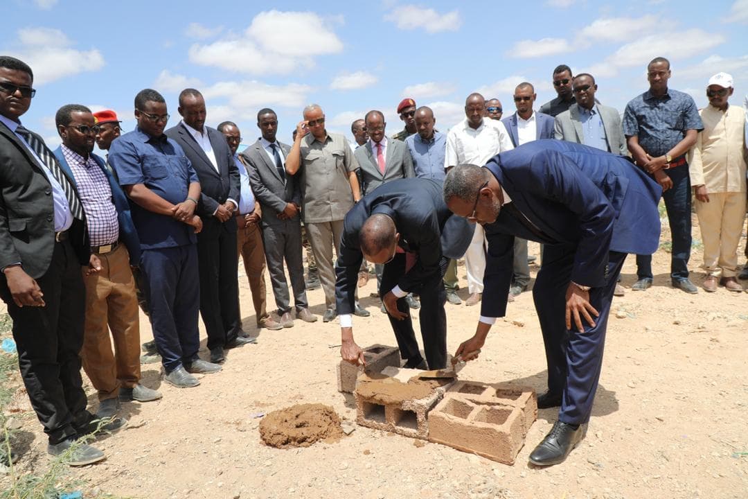 Ra’iisul Wasaare Khayre Oo Dhagax Dhigay Dhismaha Isbitaalka Xudur Iyo Guriga Martida