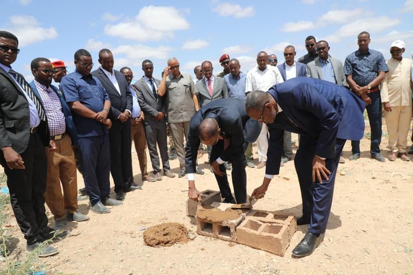 Ra’iisul Wasaare Khayre Oo Dhagax Dhigay Dhismaha Isbitaalka Xudur Iyo Guriga Martida