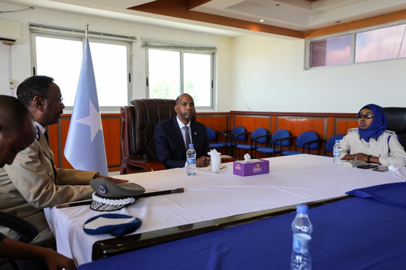 Ra’iisul Wasaare Khayre Oo Taliyaha Iyo Taliye Ku-xigeennada Booliiska Kala Halday Dardar Gelinta Qorshaha Adkeynta Amiga Dalka