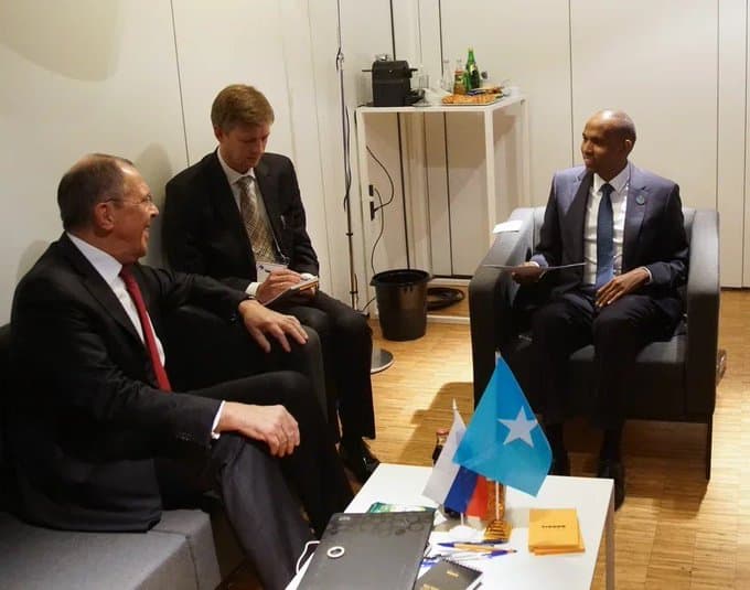 Ra’iisul Wasaare Khayre Iyo Wasiirka Arrimaha Dibadda Ruushka Oo Paris Kulan Ku Yeeshay
