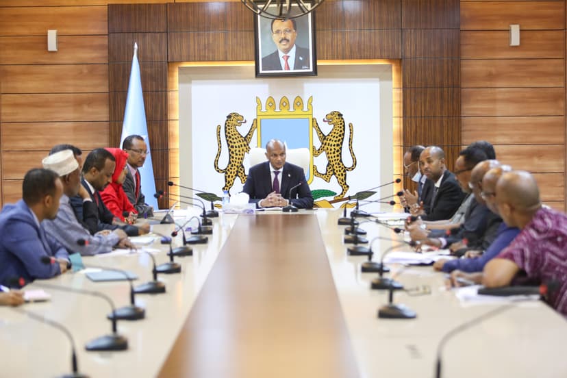 Sii Hayaha Ra’iisul Wasaaraha Dalka Oo Guddoomiyay Shir Looga Hadlay Dhaqaalaha Iyo Deyn Cafinta