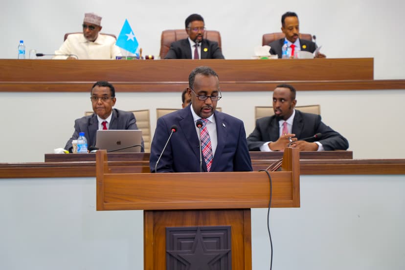 Ra’iisul Wasaare Rooble oo uga mahadceliyey Xildhibaanada ansixinta Golaha iyo Qorshaha Xukuumadda