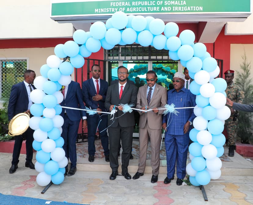 Ra’iisul Wasaare Rooble oo xariga ka jaray Dhismaha Wasaaradda Beeraha