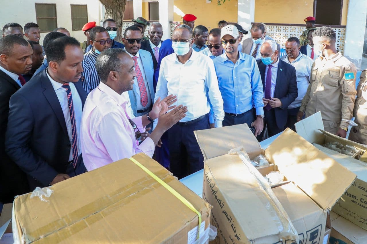 Ra’iisul Wasaare Rooble oo Deeq daawo ah gaarsiiyey Isbitaalka Baraawe
