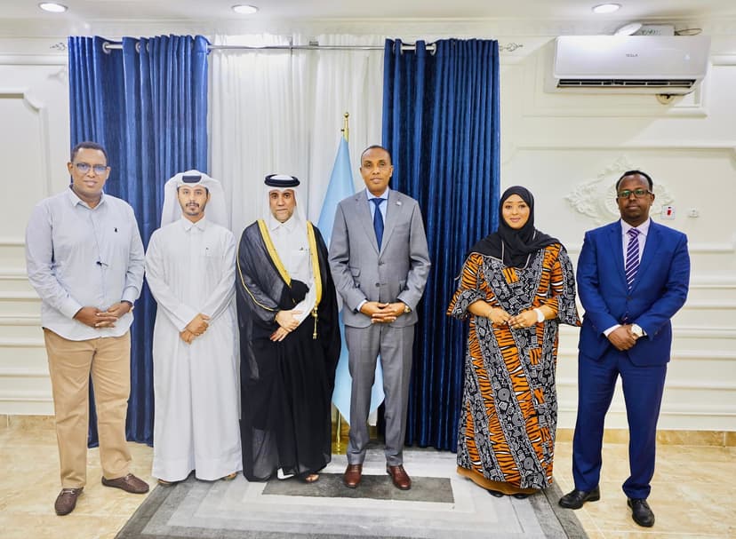 Ra’iisul Wasaaraha Xukuumadda Federaalka Soomaaliya ayaa caawa casho sharaf sagootin ah hoygiisa ugu sameeyay Safiirka Qadar