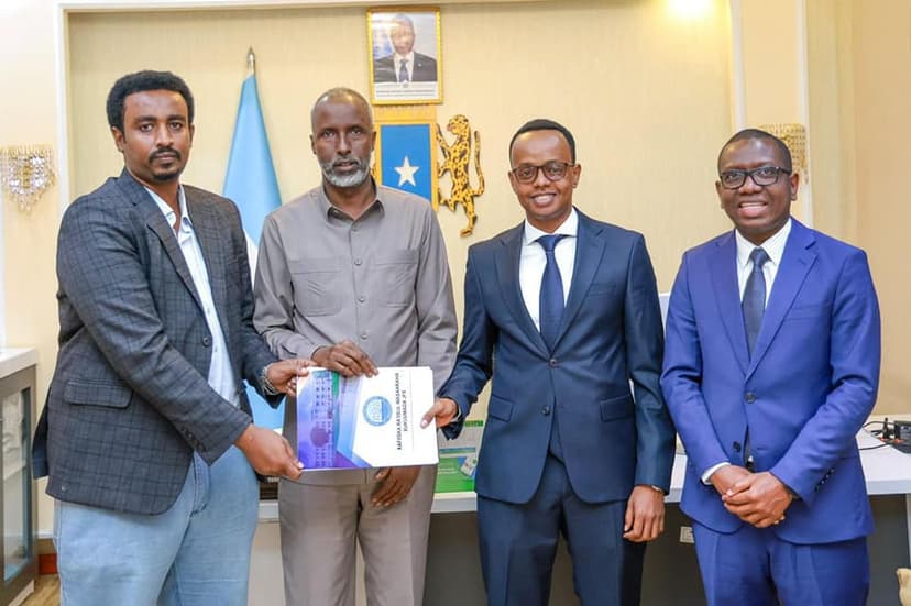 Wasiir Dowlaha XRW Xirsi Gaani, ayaa xilka u kula wareejiyay Mareeyihii hore Xarunta Qaran ee Gurmadka Deg-Dega ah iyo Maareeyaha cusub