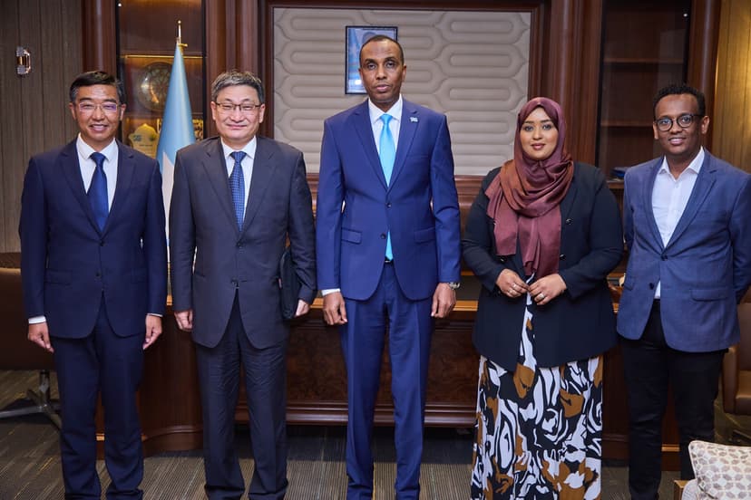 Ra’iisul Wasaaraha Soomaaliya, ayaa galabta xafiiskiisa ku qaabilay Wakiilka Gaarka ee Dowladda Shiinaha u qaabilsan Arrimaha Afrika, Danjire LIU Yuxi.