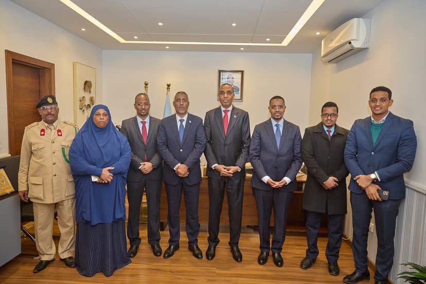 Ra’iisul Wasaaraha Soomaaliya ayaa la kulmay diblomaasiyiinta iyo hawlwadeennada safaaradda Soomaaliya ee Magaalada Qaahira.