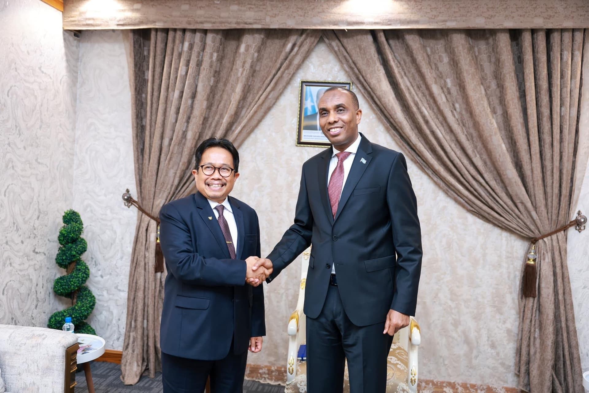 Ra’iisul Wasaare Xamse ayaa xafiiskiisa ku qaabilay Danjiraha Indonesia