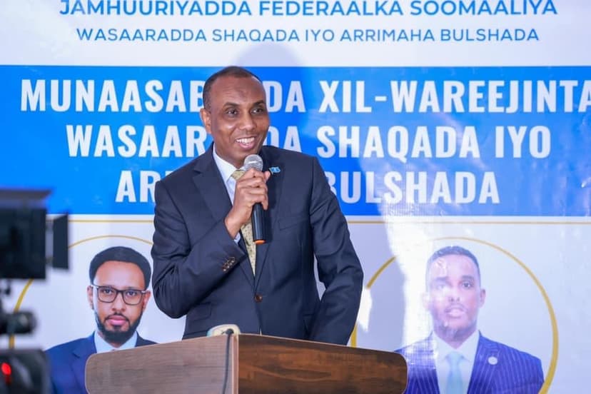 Ra’iisul Wasaare Xamsa ayaa xilalka u kala wareejiyey Wasiiradda cusub