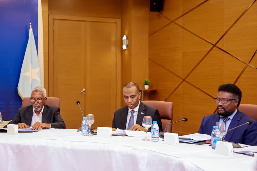 Ra’iisul Wasaare Xamsa ayaa ka qayb galay kulanka wadatashiga madaxdii hore, siyaasiyiinta iyo dowladda