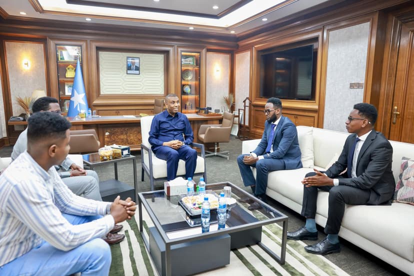 Ra’iisul Wasaare Xamsa oo ku abaalmariyay shaqaaleysiin iyo billado saddex dhallinyaro ah oo naftooda u huray bulshada.