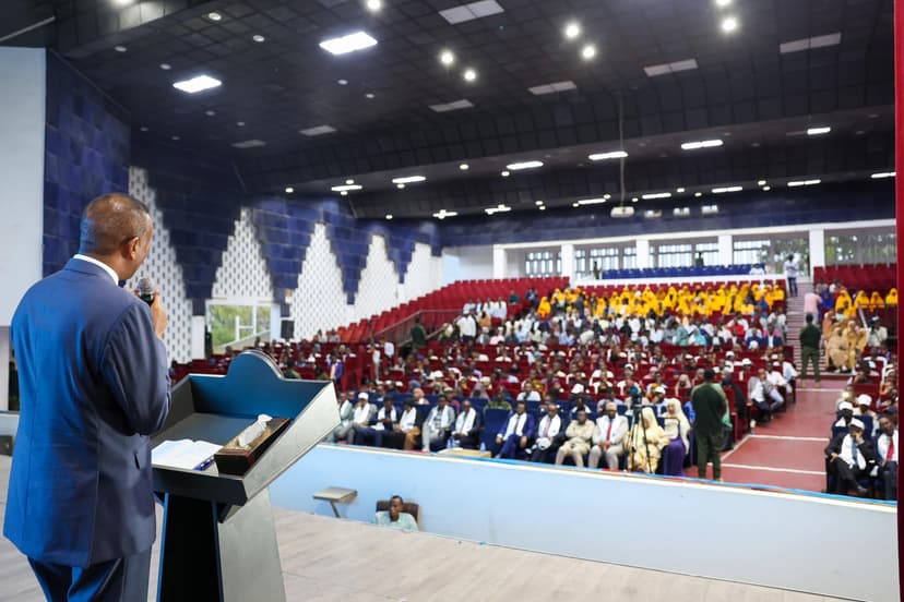 Ra’iisul Wasaare Xamsa “Macallinku waa halgamaa naftiisa iyo maskaxdiisa u huraya barbaabarin ubadka Soomaaliyeed”.
