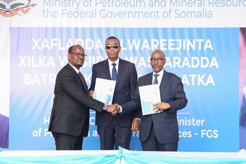 Ra’iisul Wasaare Xamsa oo xilka u kala wareejiyey Wasiirka cusub iyo Wasiirkii hore ee Batroolka iyo Macdanta