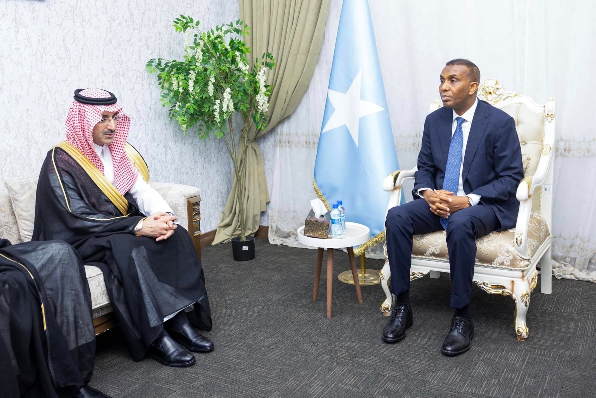 a’iisul Wasaare Xamsa Cabdi Barre, oo qaabilay wafdi ka socda Boqortooyada Sucuudi Carabiya.
