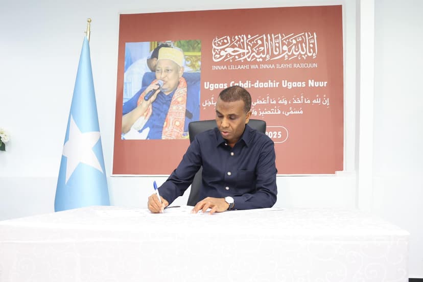 Ra’iisul Wasaare Xamsa Cabdi Barre oo tacsi ugu tagey qoyska Alle ha-u-naxariistee Ugaas Cabdi-Daahir Ugaas Nuur