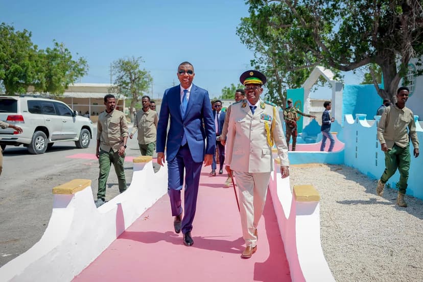 Ra’iisul Wasaare Xamsa oo hambalyo u diray Ciidanka Asluubta Soomaaliyeed Munaasabadda Aasaaskooda