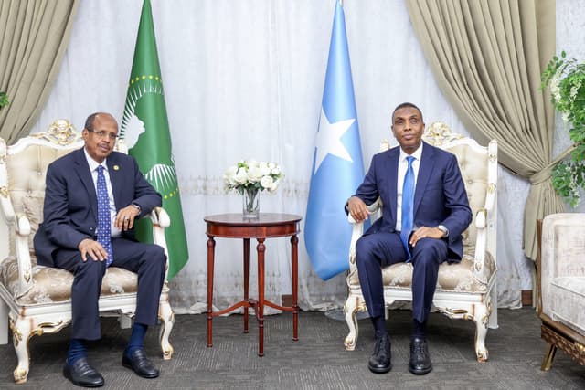 Ra’iisul Wasaare Xamsa oo qaabilay Guddoomiyaha Midowga Afrika