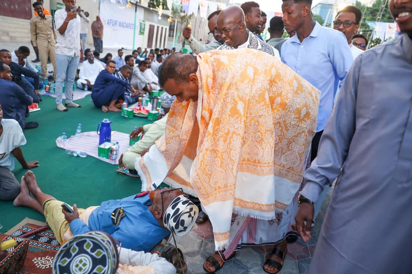 Ra’iisul Wasaare Xamsa oo boqolaal dadweyne ah kula afuray suuqa weyn ee Bakaaraha