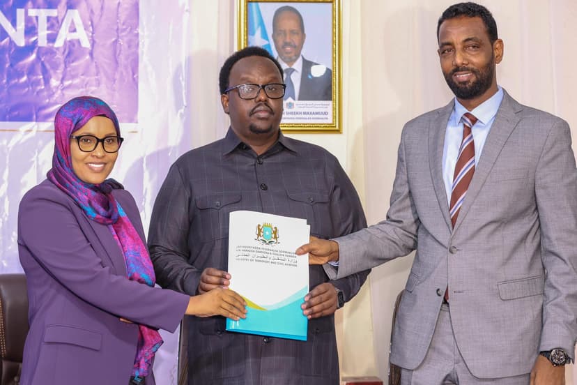 Ra’iisul Wasaare ku xigeenka oo xilka u kala wareejiyey Wasiirka cusub ee Wasaaradda Gaadiidka iyo duulista iyo wasiirkii hore