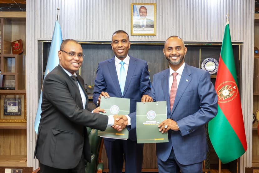 Ra’iisul Wasaare Xamsa, oo xilka u kala wareejiyey Wasiirka cusub ee Wasaaradda  Gaashaanigga iyo Wasiirkii hore