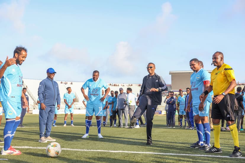 Ra’iisul Wasaaraha oo ka qeyb galay ciyaar saaxiibtinimo oo lagu qabtay Stadium Muqdisho