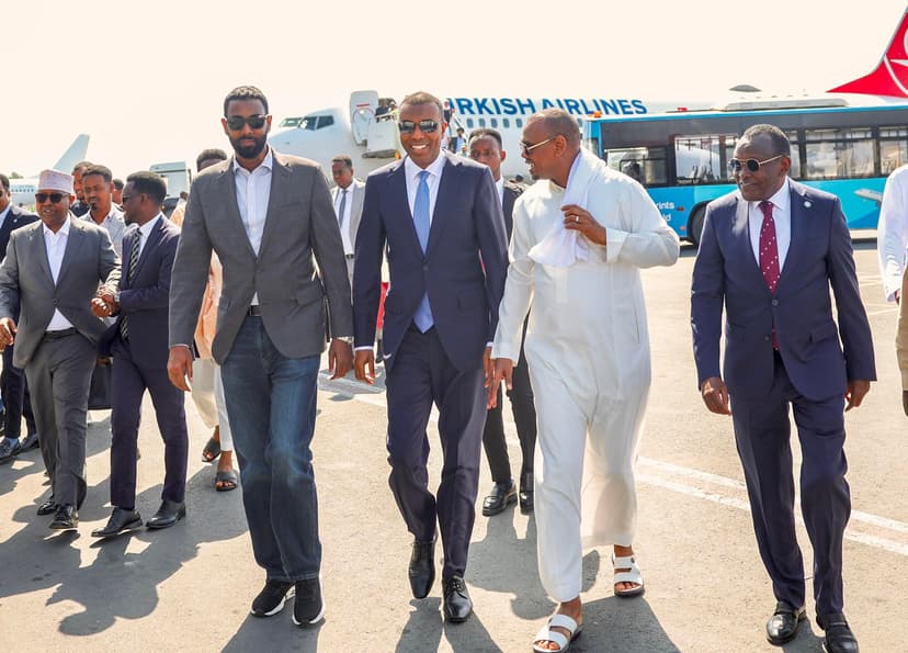 Ra’iisul Wasaare Xamsa Cabdi Barre oo saaka dalka ku soo laabtay.
