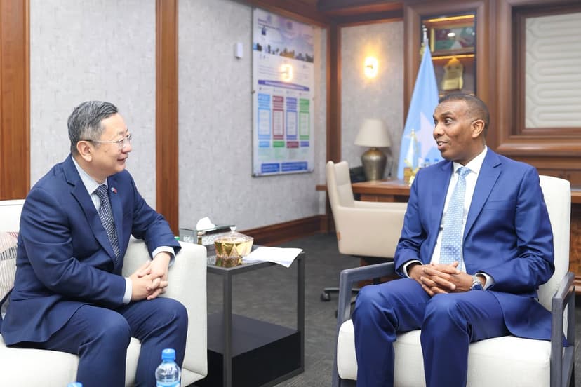 Ra’iisul Wasaare Xamsa oo qaabilay Danjiraha Dowladda Shiinaha u fadhiya Soomaaliya Mr. Wang Yu