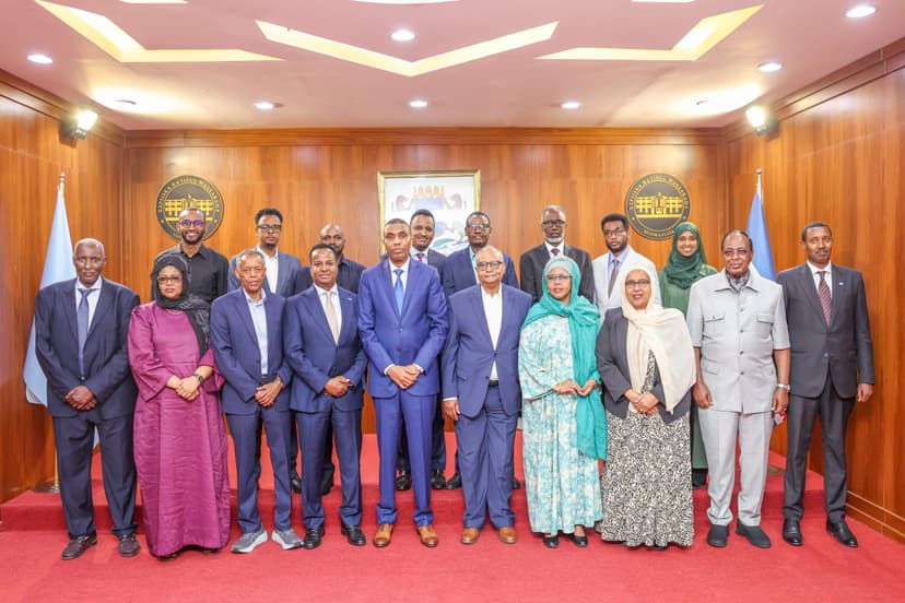 Ra’iisul Wasaare Xamsa oo la kulmay xildhibaanada Soomaaliya ku matali doona Baarlamaanka Bariga Afrika