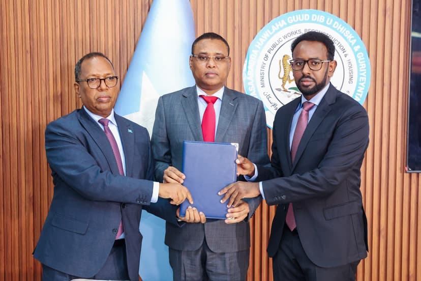 Ra’iisul Wasaare ku xigeenka Labaad oo xilka u kala wareejiyey Wasiirka Cusub ee Wasaaradda Howlaha guud iyo Wasiirkii hore