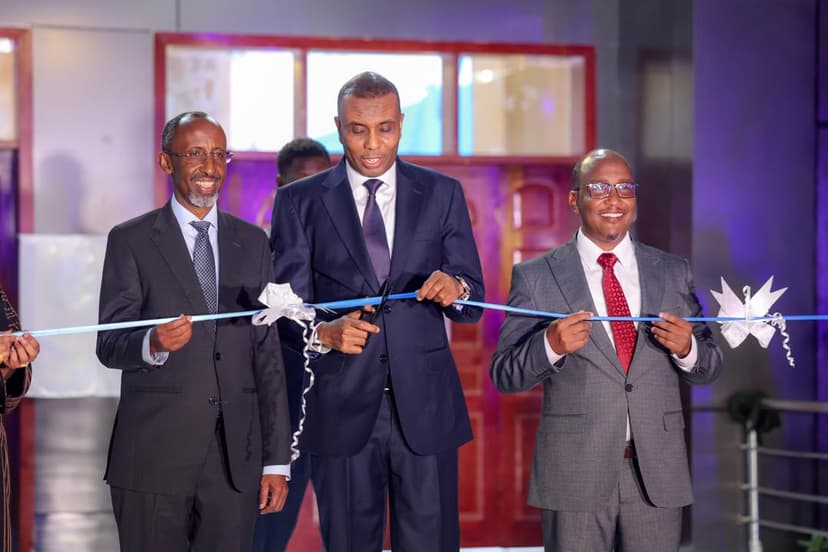 Ra’iisul Wasaare Xamsa oo Xariga ka jaray Masraxa  Prof. Shariif Saalax ee Jaamacadda Ummadda