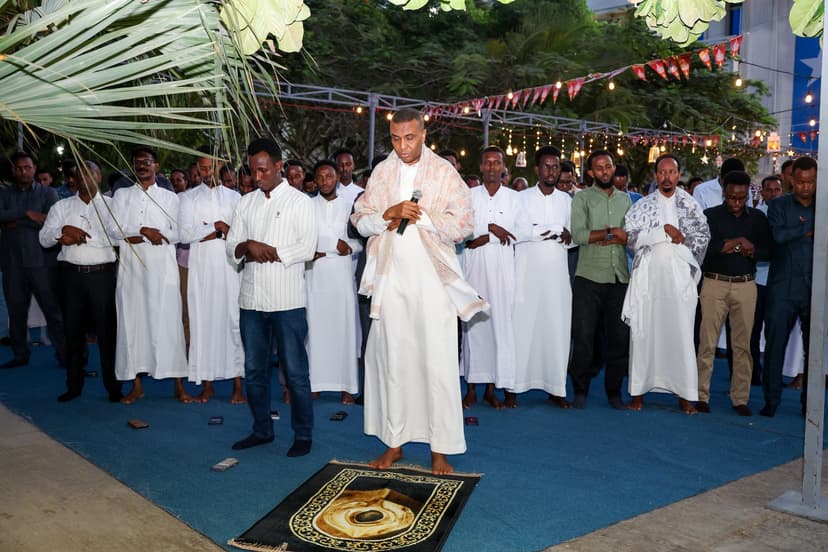 Ra’iisul Wasaare Xamsa Cabdi Barre oo Kulan Afur ah La Qaatay Shaqaalaha Xafiiska, Uguna Baaqay Gurmadka Dadka Abaaraha Saameeyeen