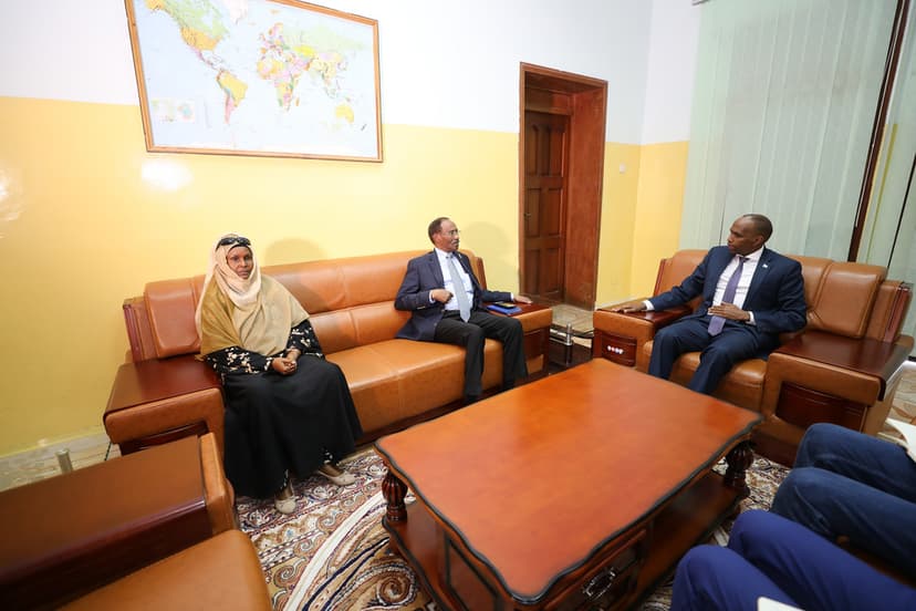Ra’iisul Wasaare Khayre Oo Maamulka Bangiga Dhexe Iyo Wasiirka Maaliyadda Kala Hadlay Dardar-gelinta Dib-u-hagaajinta iyo Horumarinta Hannaanka Maaliyadda