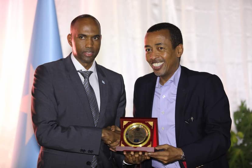 Ra’iisul Wasaare Khayre oo casho Sharaf u Sameeyay Wafdiga Golaha Amniga Iyo Nabadda Midawga Afrika