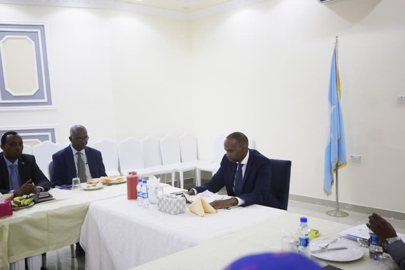 Ra’iisul Wasaare Khayre Oo Qado Sharaf U Sameeyay Guddiyada Dib-u-eegsita Dastuurka Iyo Wasiirka Arrimaha Dastuurka