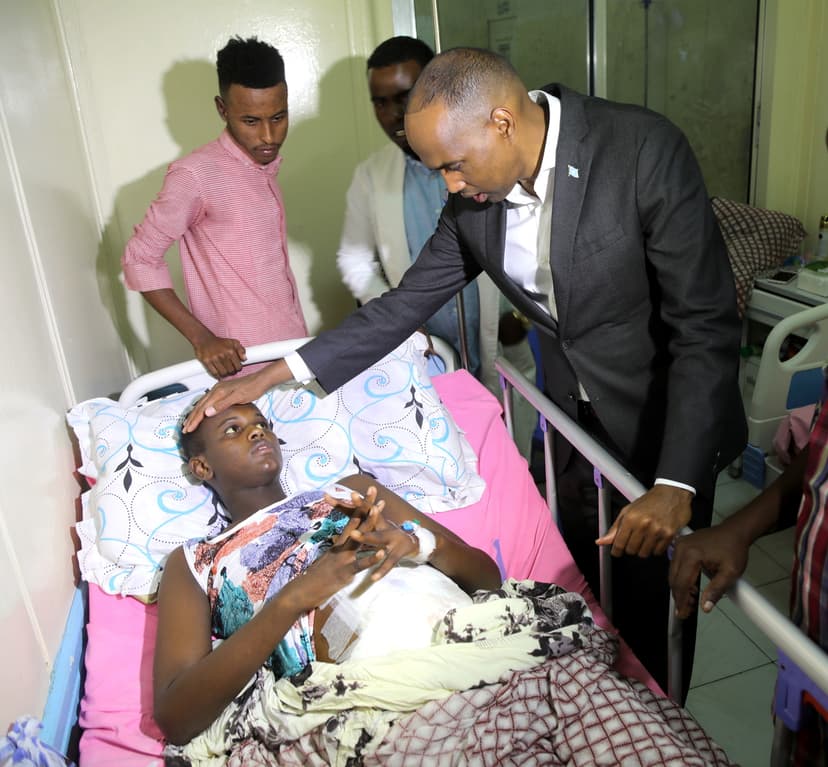 Ra’iisul Wasaare Khayre Oo Booqday Dhaawacyada Qaraxyadii Muqdisho