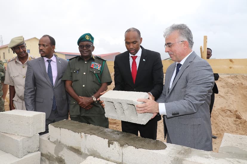 Ra’iisul Wasaare Khayre Oo Dhagax Dhigay Dhismaha Warshaddda Dharka Ciidamada Qalabka Sida.