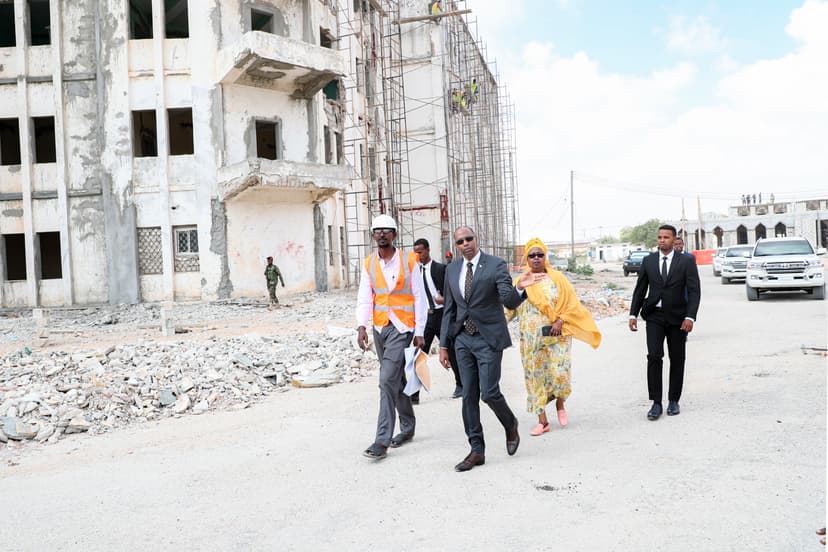 Ra’iisul Wasaare Khayre Oo Kormeeray Xarunta Dhexe Ee Xukuumadda Oo Dib Loo Dhisayo